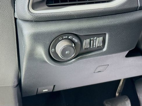 Used 2025 Chrysler Pacifica Select image 10