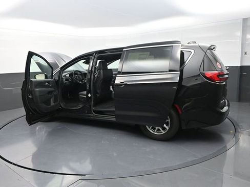 New 2026 Chrysler Pacifica Select image 30