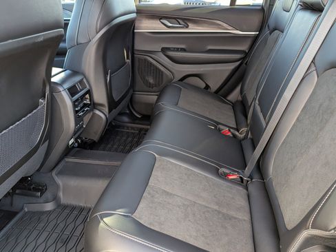 New 2026 Jeep Grand Cherokee Altitude image 9