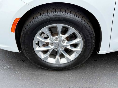 Used 2023 Chrysler Pacifica Touring-L AWD/4WD image 10