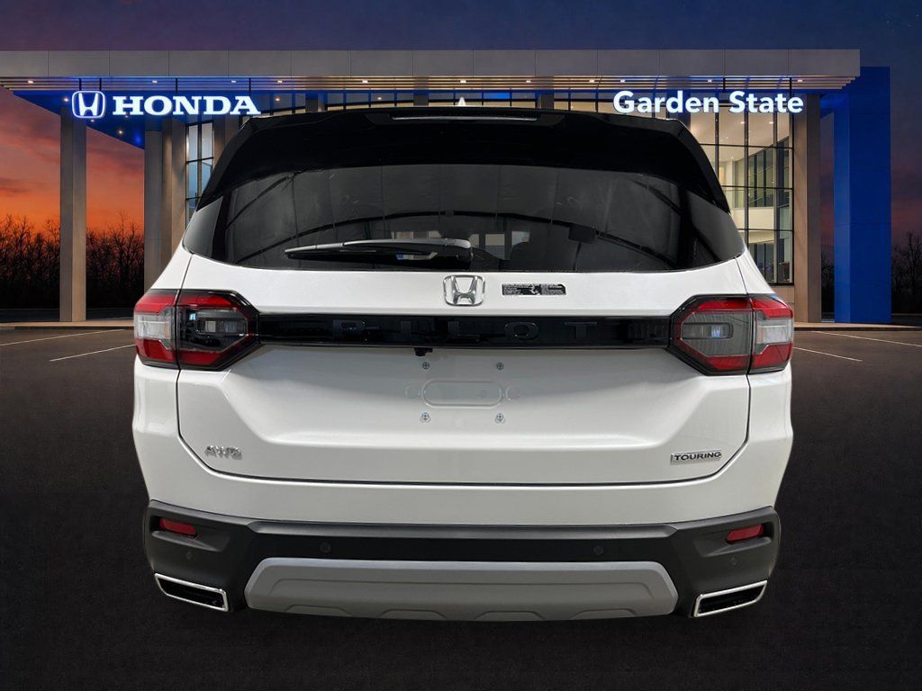 Used 2025 Honda Pilot Touring image 4