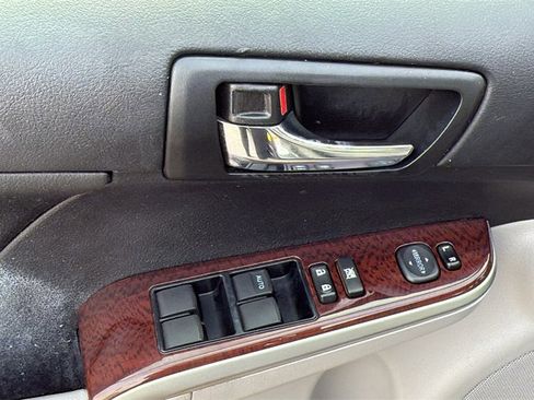 Used 2014 Toyota Camry L image 12
