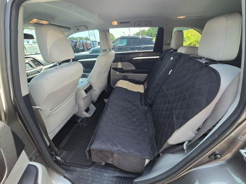 Used 2018 Toyota Highlander LE FWD image 9