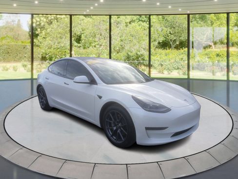 Used 2021 Tesla Model 3 Standard Range Plus image 3