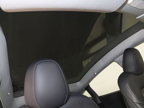 Used 2024 Tesla Model Y Long Range RWD image 12