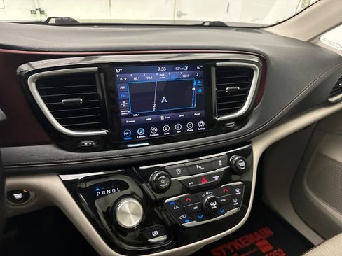 Used 2020 Chrysler Pacifica Limited FWD image 17