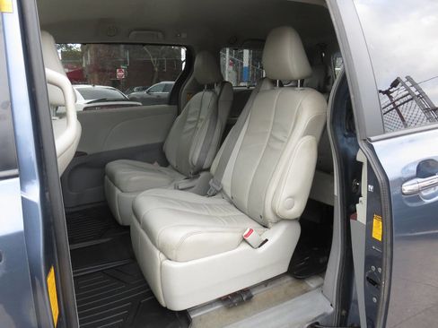 Used 2014 Toyota Sienna XLE image 21