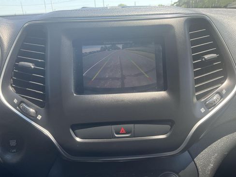 Used 2019 Jeep Cherokee Latitude Plus w/ Cold Weather Group AWD/4WD image 4