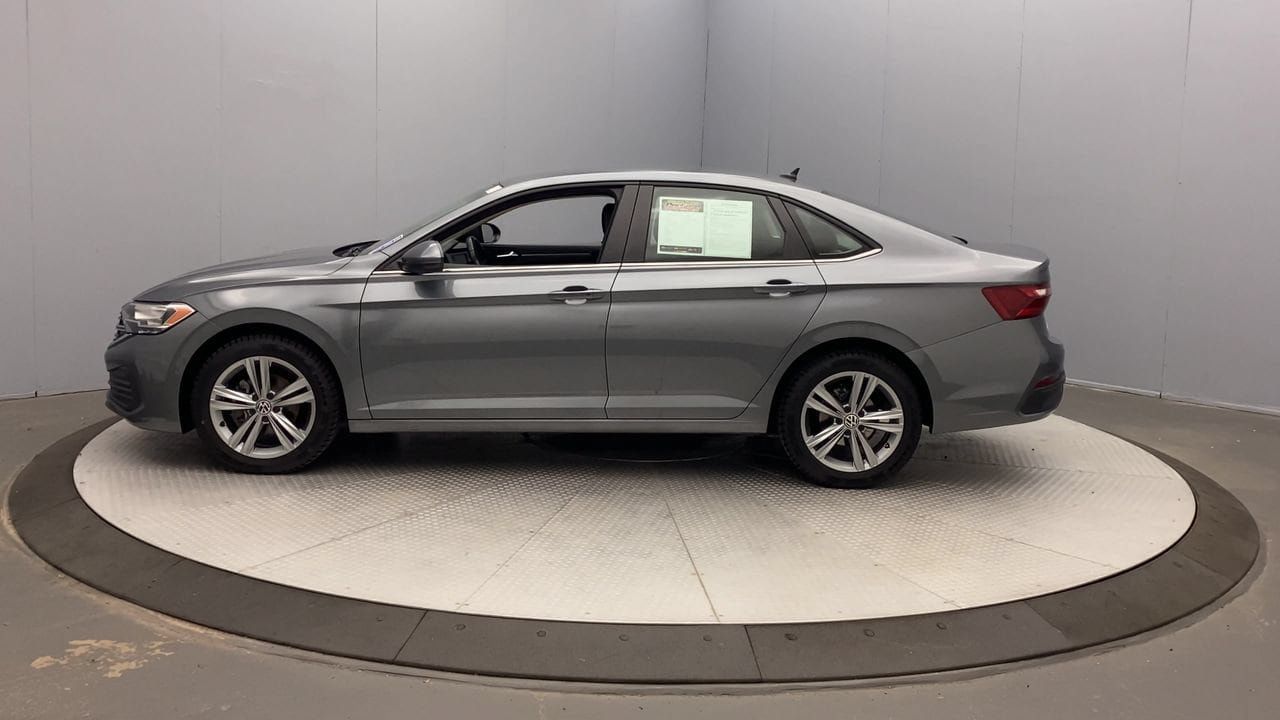 Used 2024 Volkswagen Jetta SE FWD image 2