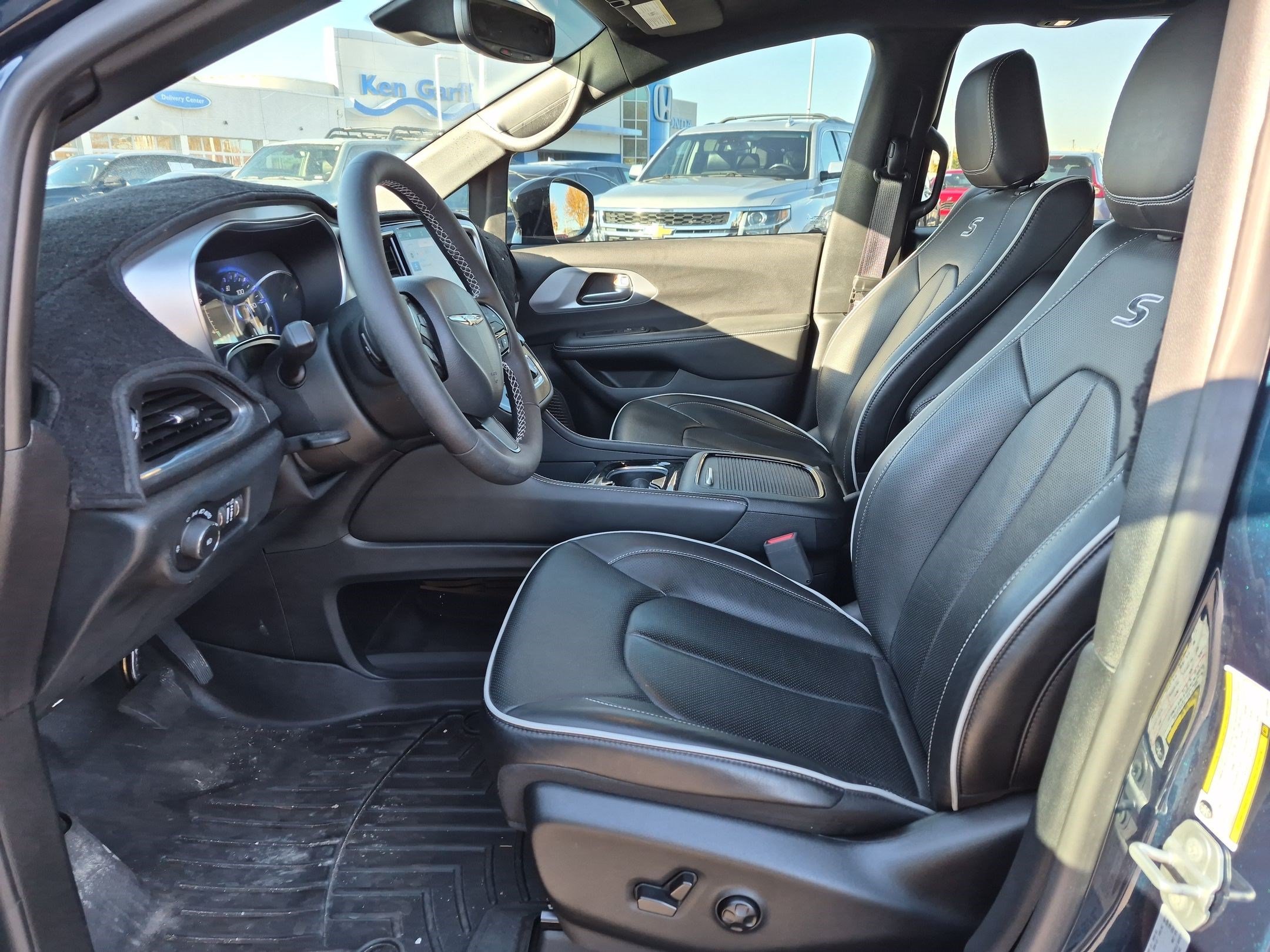 Used 2025 Chrysler Pacifica Limited AWD/4WD image 17