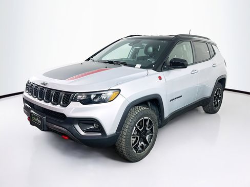 Used 2025 Jeep Compass Trailhawk AWD/4WD image 3