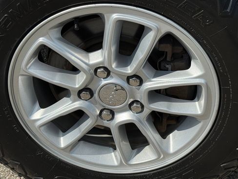 Used 2019 Jeep Grand Cherokee Laredo AWD/4WD image 38