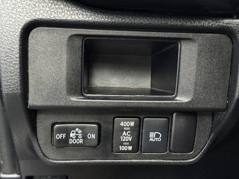 Used 2018 Toyota Tacoma TRD Sport AWD/4WD image 31