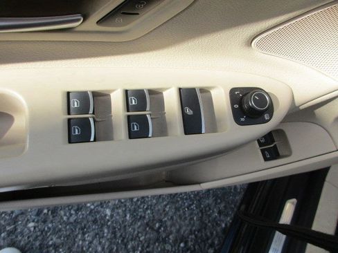 Used 2015 Volkswagen Eos Executive FWD image 23