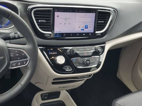 Used 2024 Chrysler Pacifica Touring-L FWD image 14