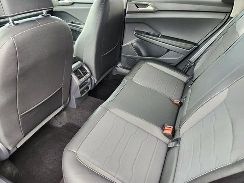Certified 2025 Volkswagen Taos SE AWD/4WD image 23