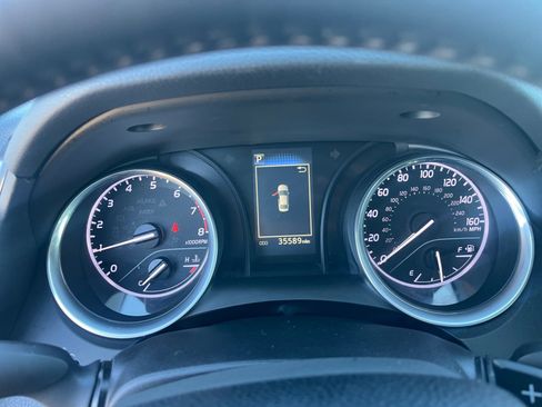 Used 2018 Toyota Camry L image 10