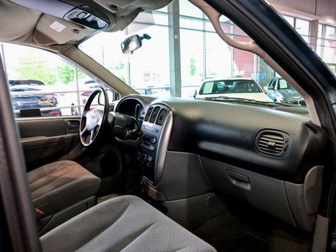 Used 2006 Chrysler Town & Country Touring FWD image 23