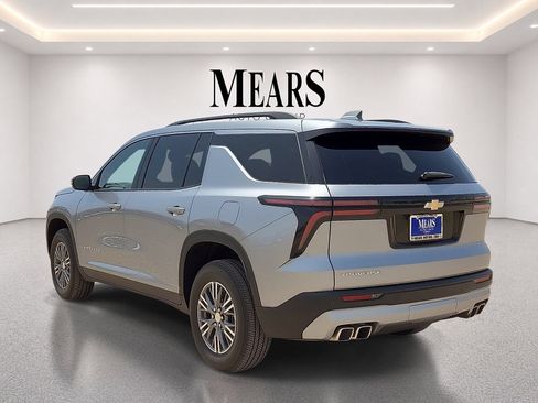Used 2025 Chevrolet Traverse LT FWD image 3