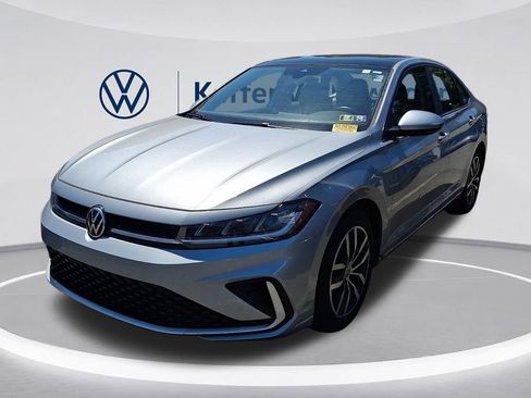 Used 2025 Volkswagen Jetta SE FWD image 2