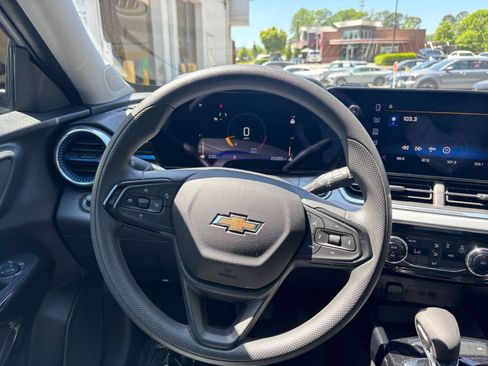 Used 2025 Chevrolet Trax LT image 29