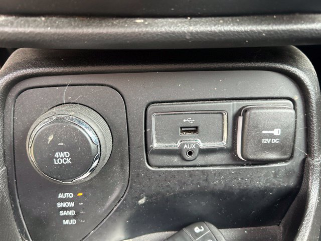 Used 2016 Jeep Renegade Latitude AWD/4WD image 12