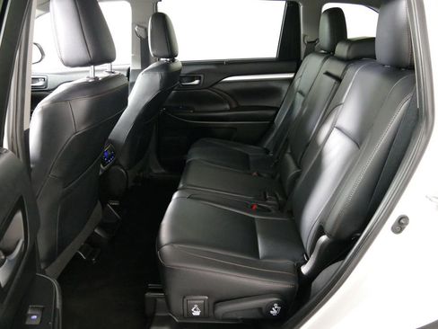 Used 2019 Toyota Highlander XLE AWD/4WD image 25