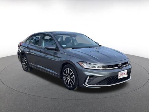 Used 2025 Volkswagen Jetta SE image 3