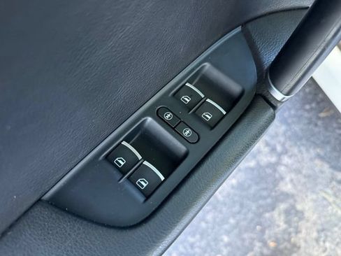 Used 2015 Volkswagen Touareg Sport AWD/4WD image 25