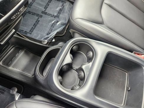Used 2025 Chrysler Pacifica Select FWD image 19