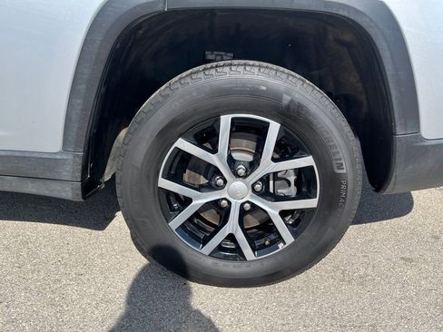 Used 2024 Jeep Grand Cherokee L Limited w/ Luxury Tech Group II image 8