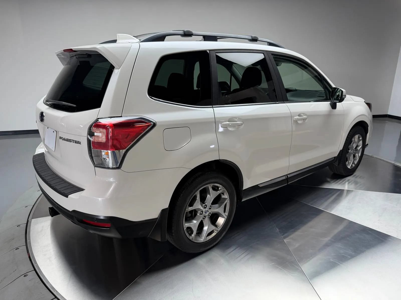Used 2018 Subaru Forester 2.5i Touring w/ Popular Package #2 AWD/4WD image 2
