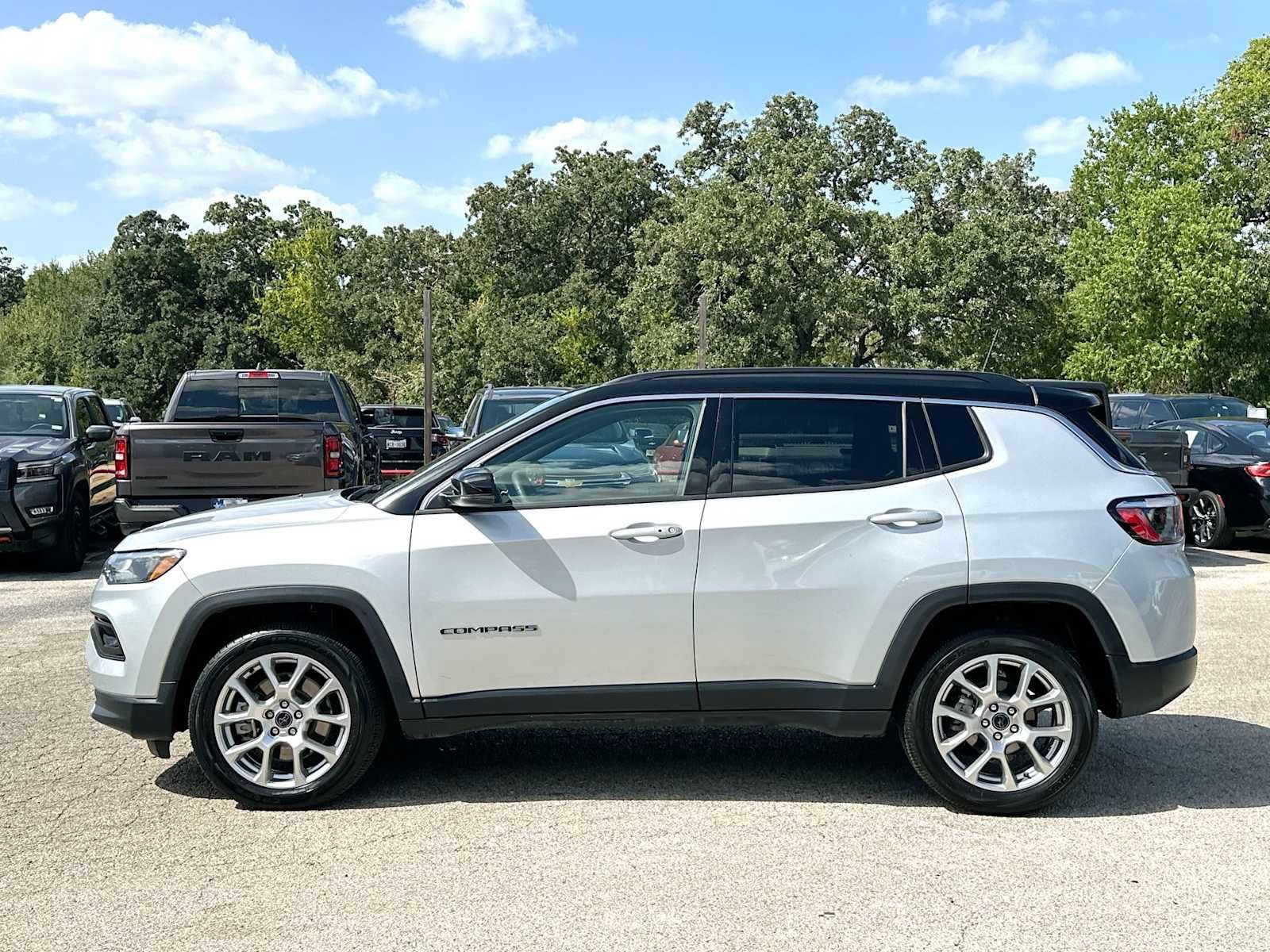 Used 2025 Jeep Compass Limited AWD/4WD image 12