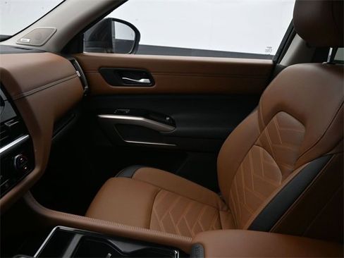 Used 2025 Nissan Pathfinder Platinum w/ Black Appearance Package image 13