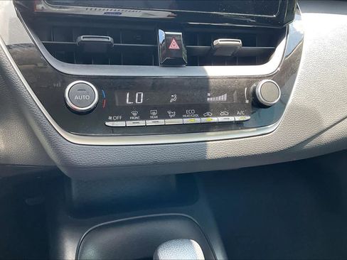 Used 2025 Toyota Corolla LE FWD image 31