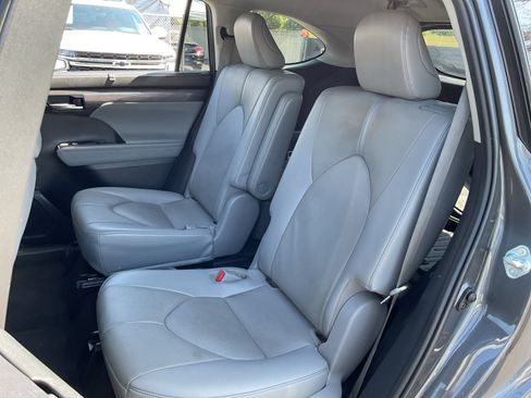 Used 2023 Toyota Highlander Limited FWD image 19