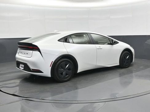Used 2025 Toyota Prius LE FWD image 4