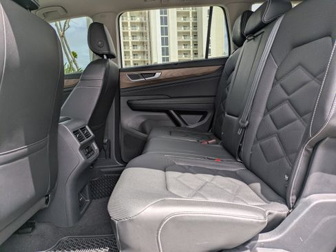 Used 2024 Volkswagen Atlas SE w/ Panoramic Sunroof Package image 16