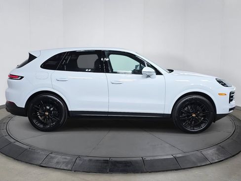 Certified 2025 Porsche Cayenne AWD/4WD image 8