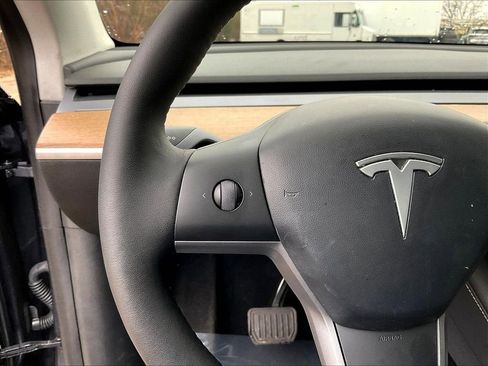 Used 2021 Tesla Model Y Long Range AWD/4WD image 11