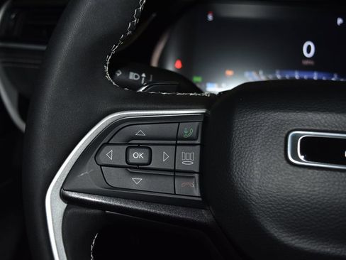 Used 2023 Jeep Grand Cherokee Altitude AWD/4WD image 7