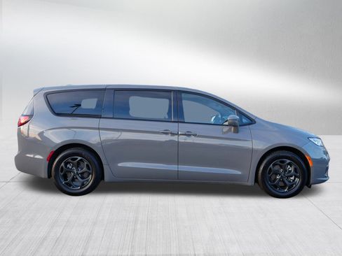 Used 2022 Chrysler Pacifica Limited w/ Uconnect Theater Family Group image 8