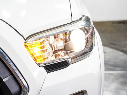 Certified 2023 Toyota Tacoma SR5 AWD/4WD image 8