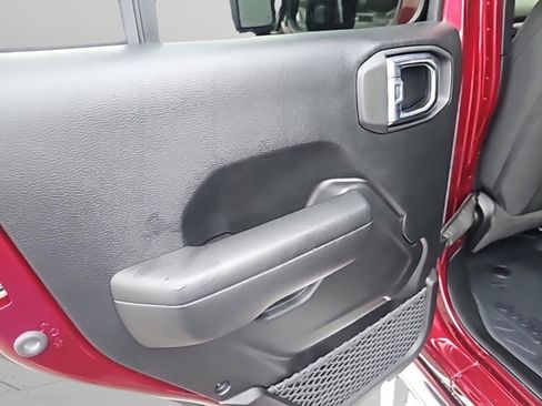 Used 2021 Jeep Gladiator Sport image 25