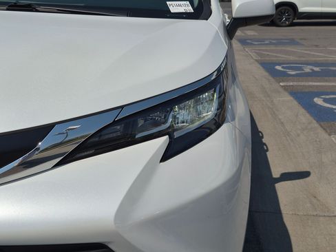 Used 2023 Toyota Sienna XLE FWD image 13