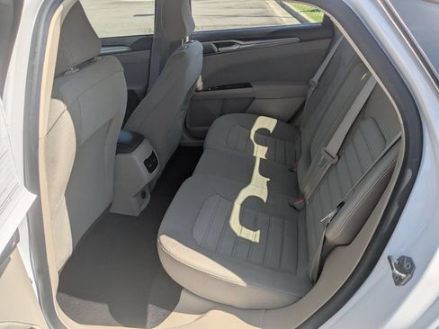 Used 2020 Ford Fusion SE FWD image 29