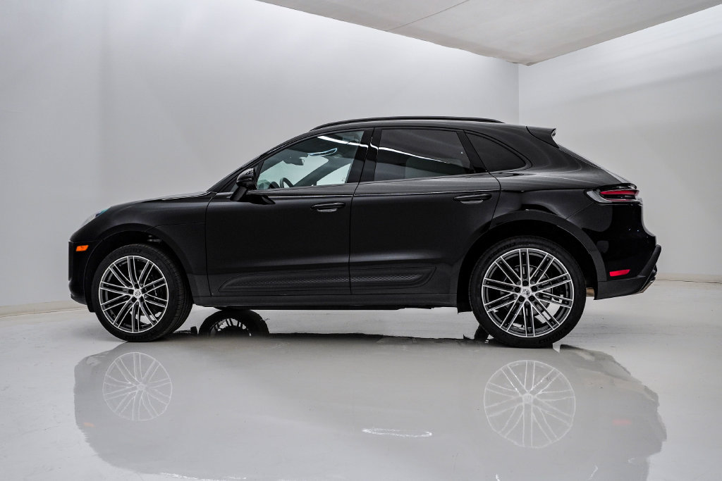 Certified 2026 Porsche Macan AWD/4WD image 2