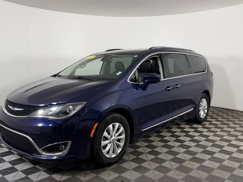 Used 2018 Chrysler Pacifica Touring-L Plus FWD image 3