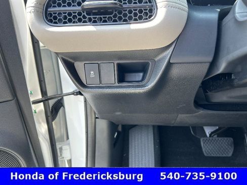 Certified 2026 Honda HR-V LX image 9
