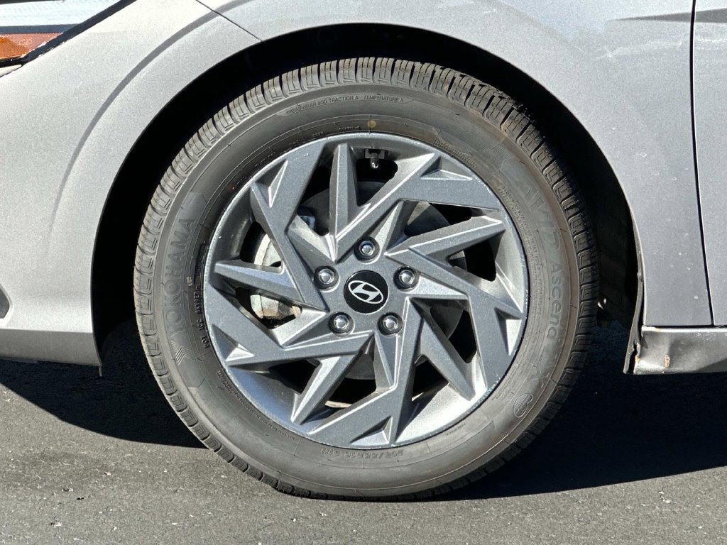 Used 2025 Hyundai Elantra Hybrid FWD image 9